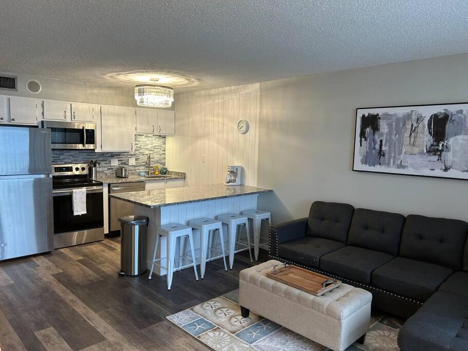 On The Beachfront Condo, Newly Renovated Apartment *
