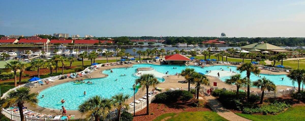 Waterfront Luxury Huge With 15000sf Pool Holiday home *