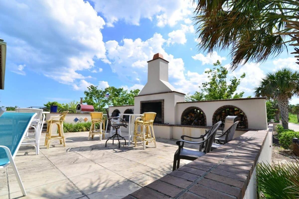 Waterfront Luxury Huge With 15000sf Pool Holiday home *