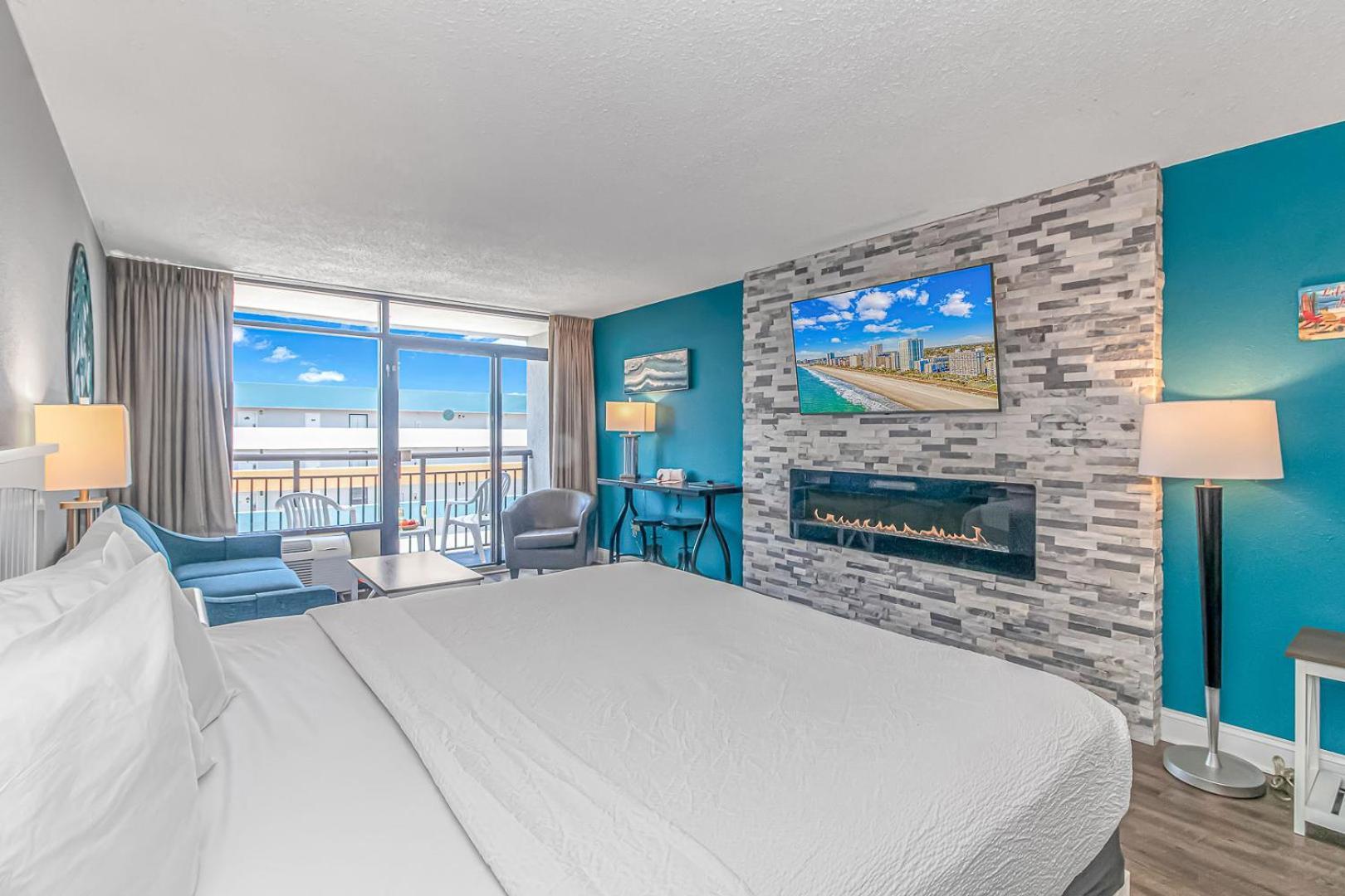 Immaculate! Led Fireplace - Renovated King - Sleeps 4! - Landmark 1508