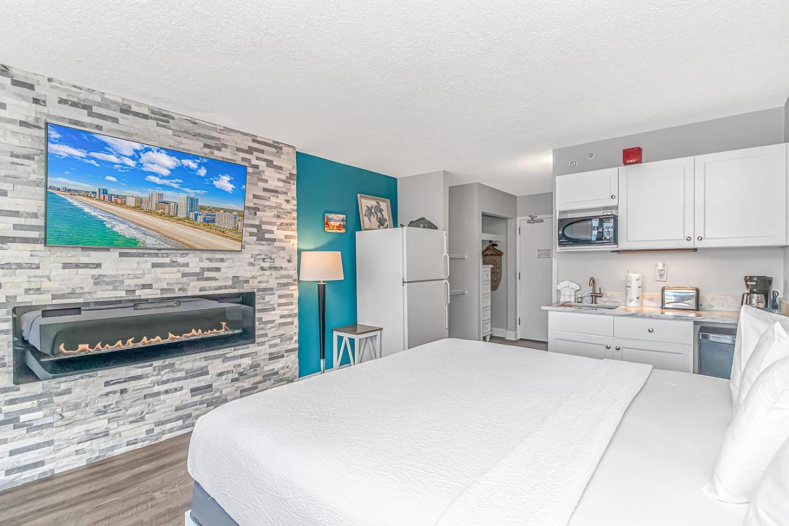 Immaculate! Led Fireplace - Renovated King - Sleeps 4! - Landmark 1508