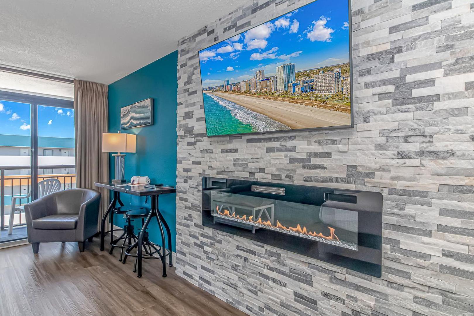 Immaculate! Led Fireplace - Renovated King - Sleeps 4! - Landmark 1508