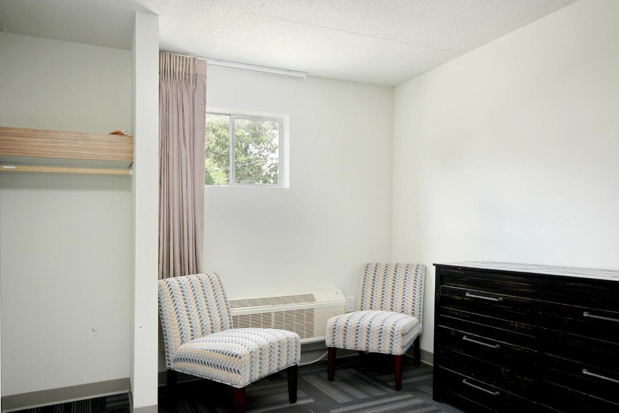 Hotel Shores 2*