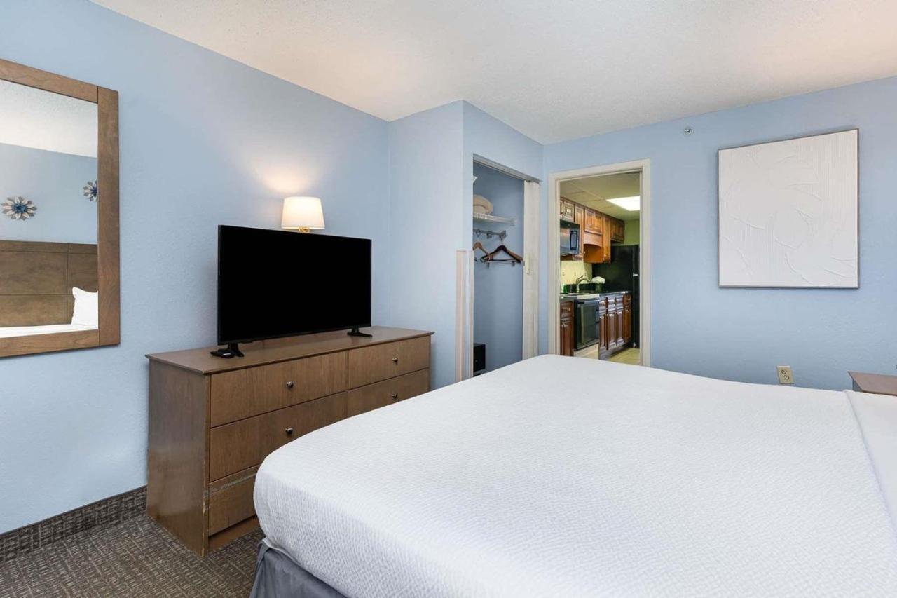 Holiday home Oceanfront 1 Bedroom Condo-amazing Views! Perfect For 4 Guests! Landmark 1438