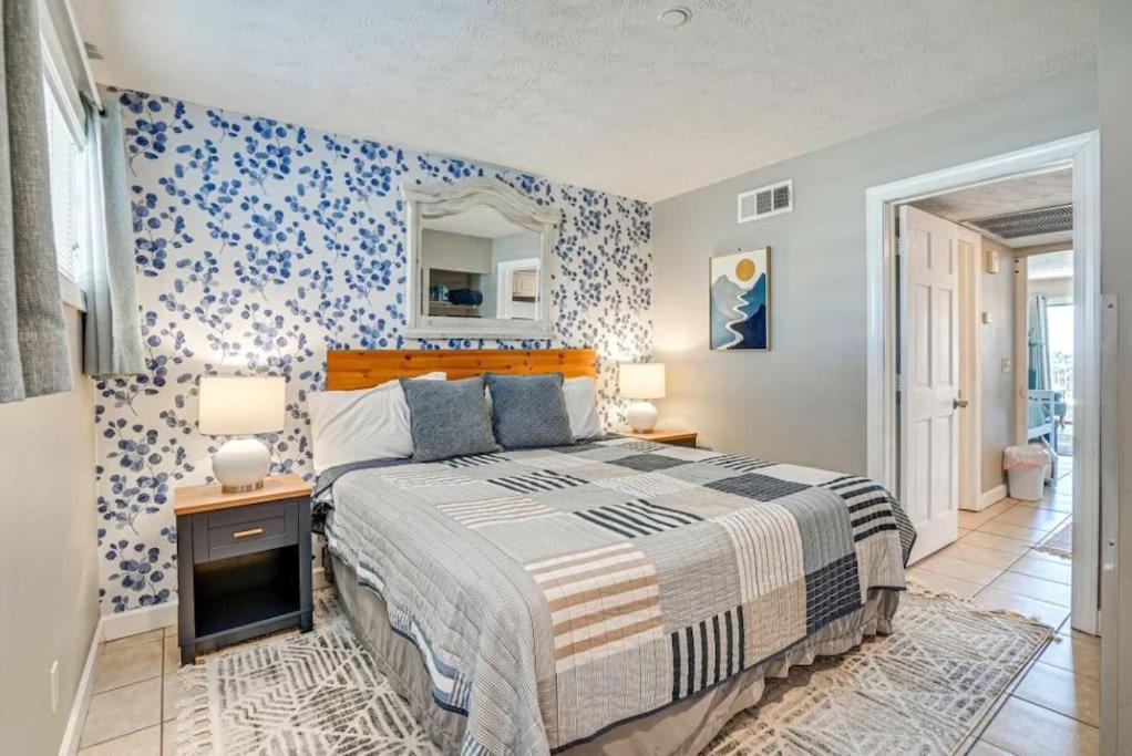 Apartment The Beachside Dacha - Lock-out 2 Bedroom Ocean View *