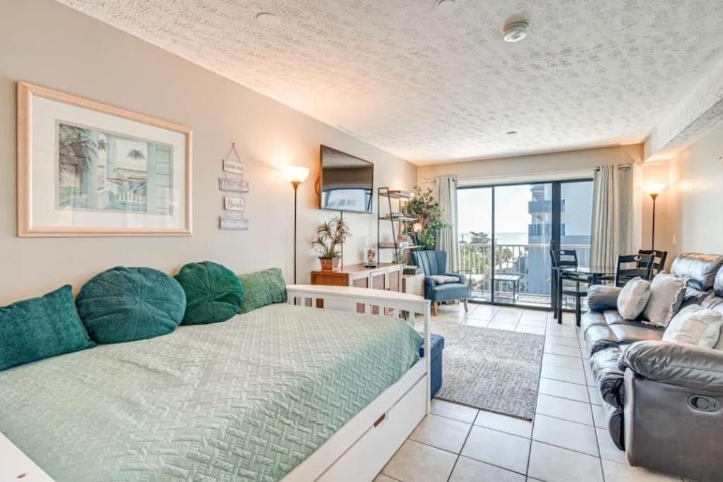 The Beachside Dacha - Lock-out 2 Bedroom Ocean View Apartment Myrtle Beach