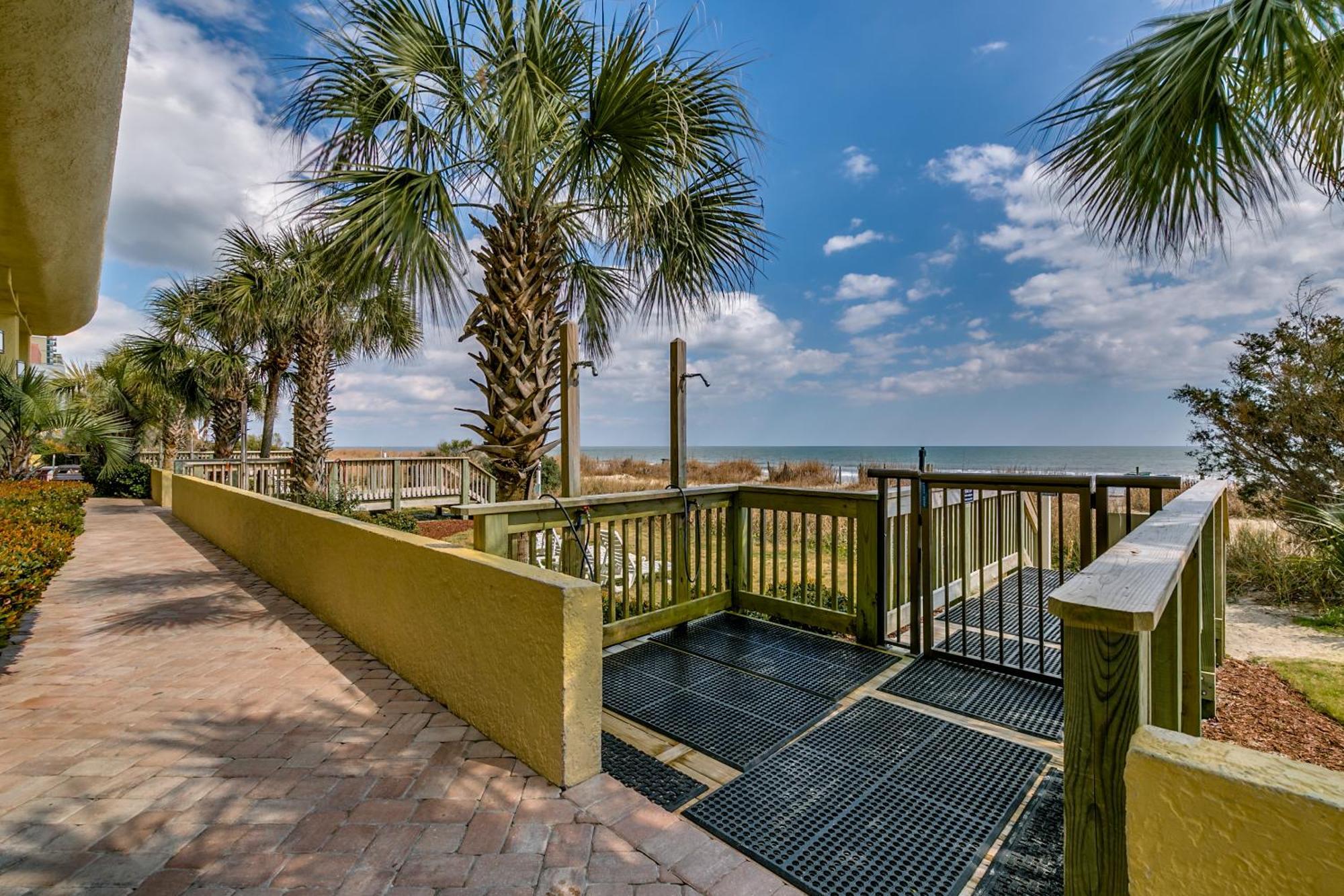 Apartment Stylish Oceanfront Sleeps 4! *
