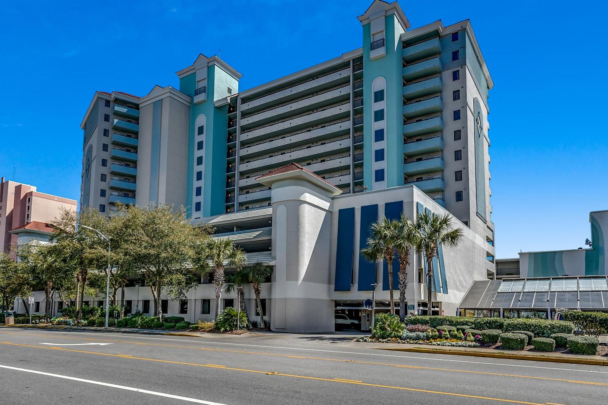 Stylish Oceanfront Sleeps 4!