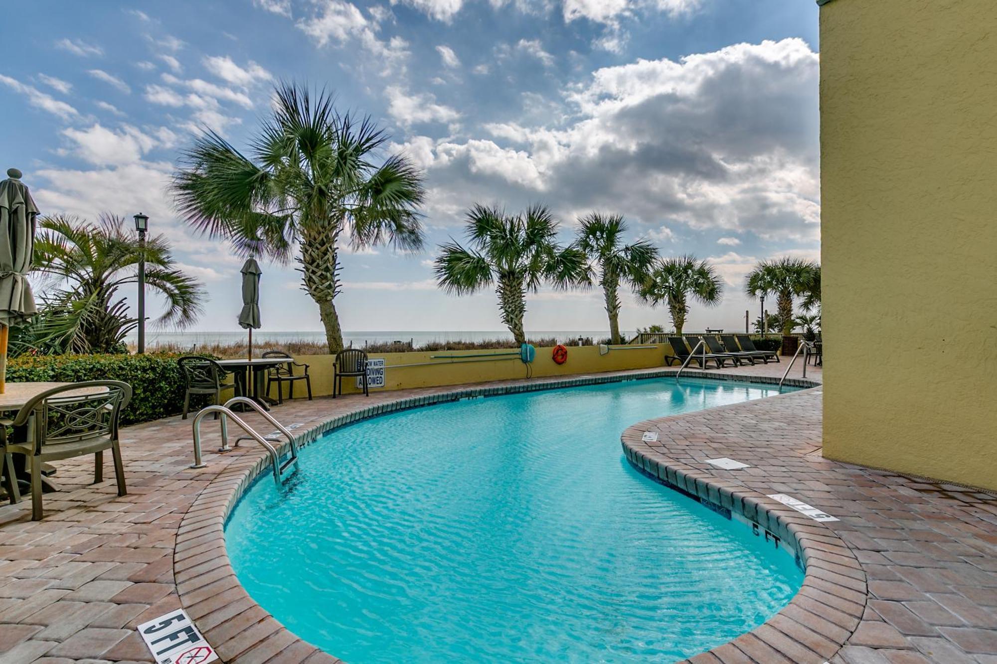 Stylish Oceanfront Sleeps 4! Apartment *
