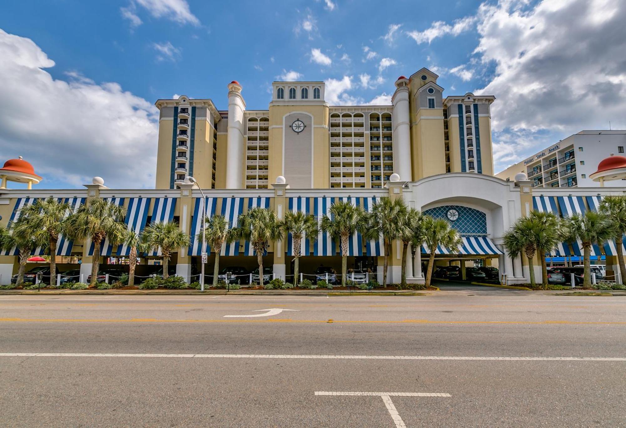 Stylish Oceanfront Sleeps 4! Apartment