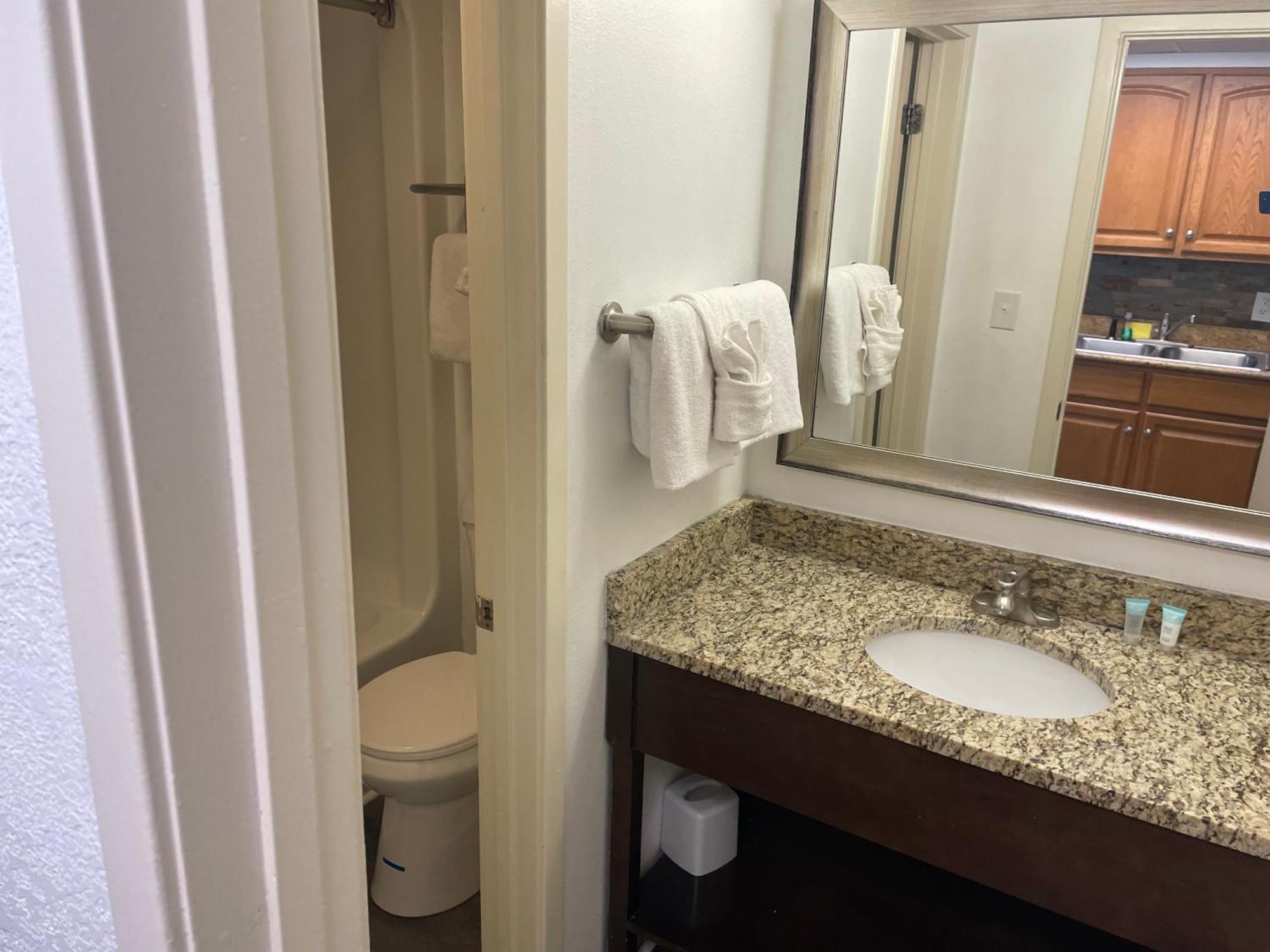 Apartment Stylish Oceanfront Sleeps 4!