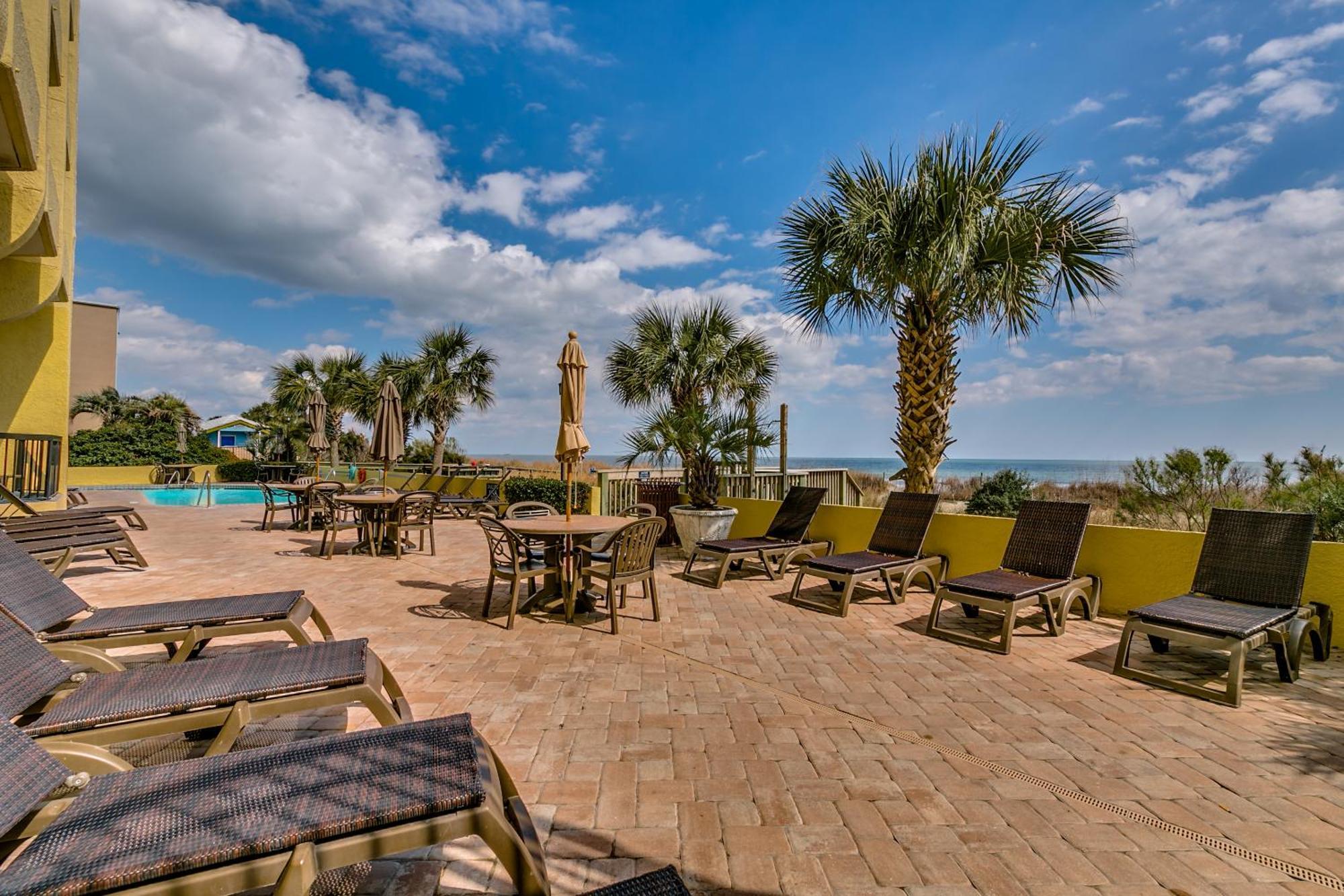Stylish Oceanfront Sleeps 4! Apartment