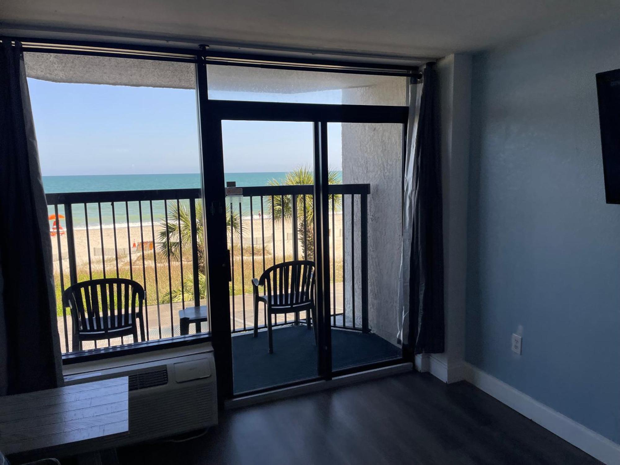 Apartment Stylish Oceanfront Sleeps 4!