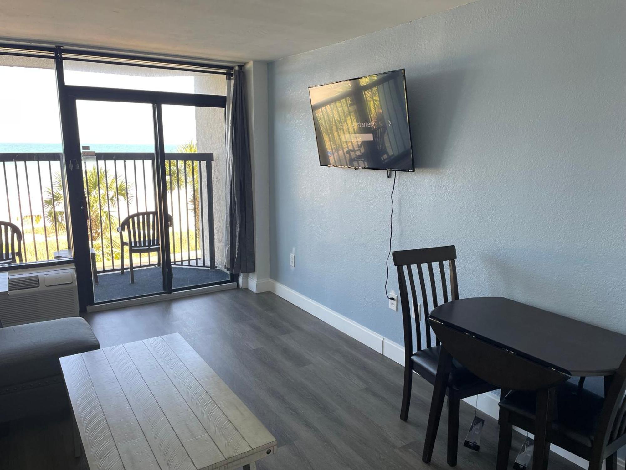 Apartment Stylish Oceanfront Sleeps 4!