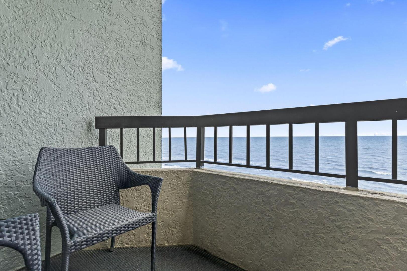 Nicely Renovated 1 Bedroom Condo-with Spectacular Views! Pinnacle 755