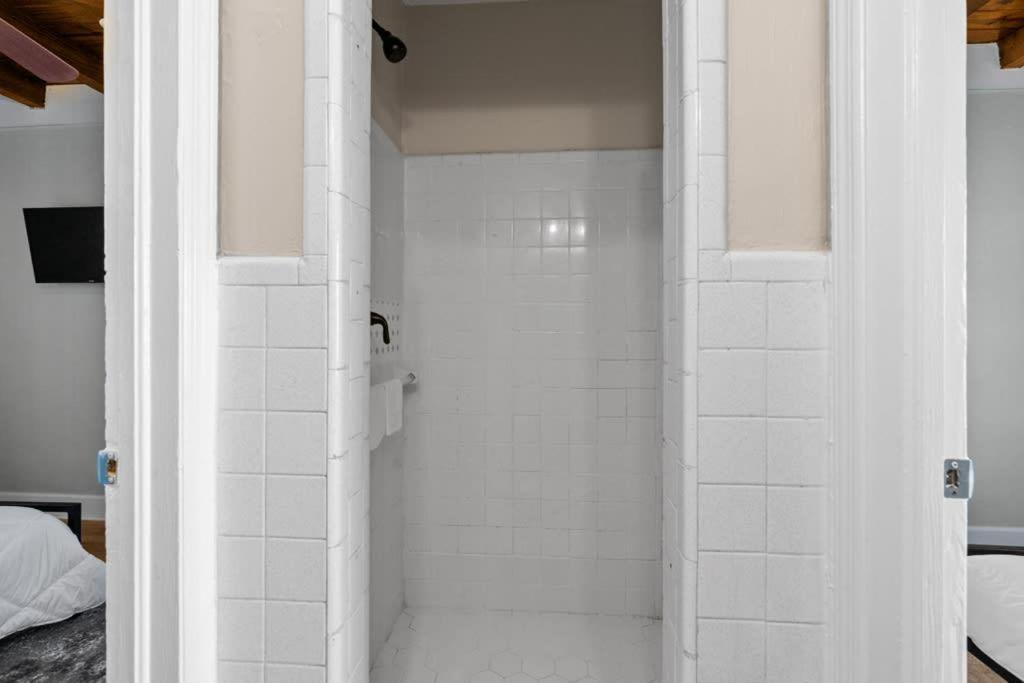 Cozy And 2br Parking 2min Walk To