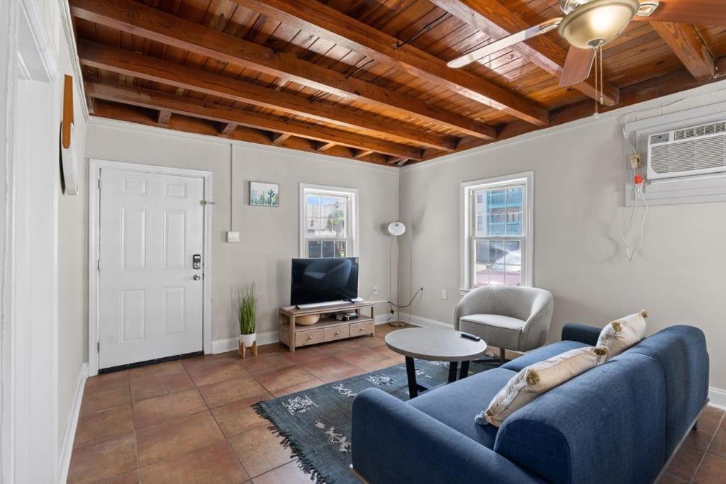 Cozy And 2br Parking 2min Walk To *