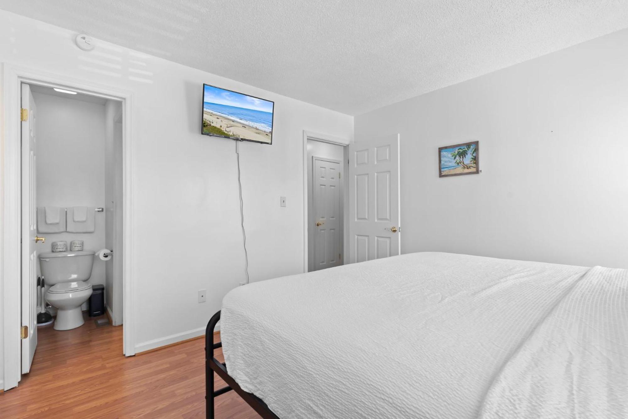 Beautifully Updated! 2br Pet Friendly Apartment, Walk To The Beach! Myrtle Beach