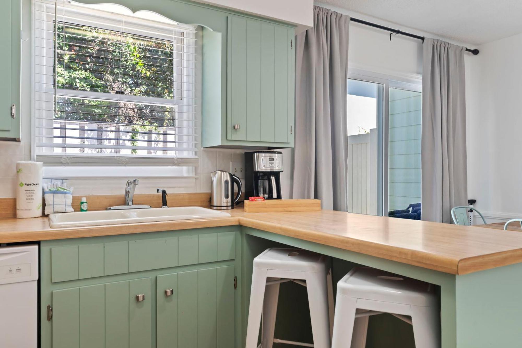 Beautifully Updated! 2br Pet Friendly Apartment, Walk To The Beach!