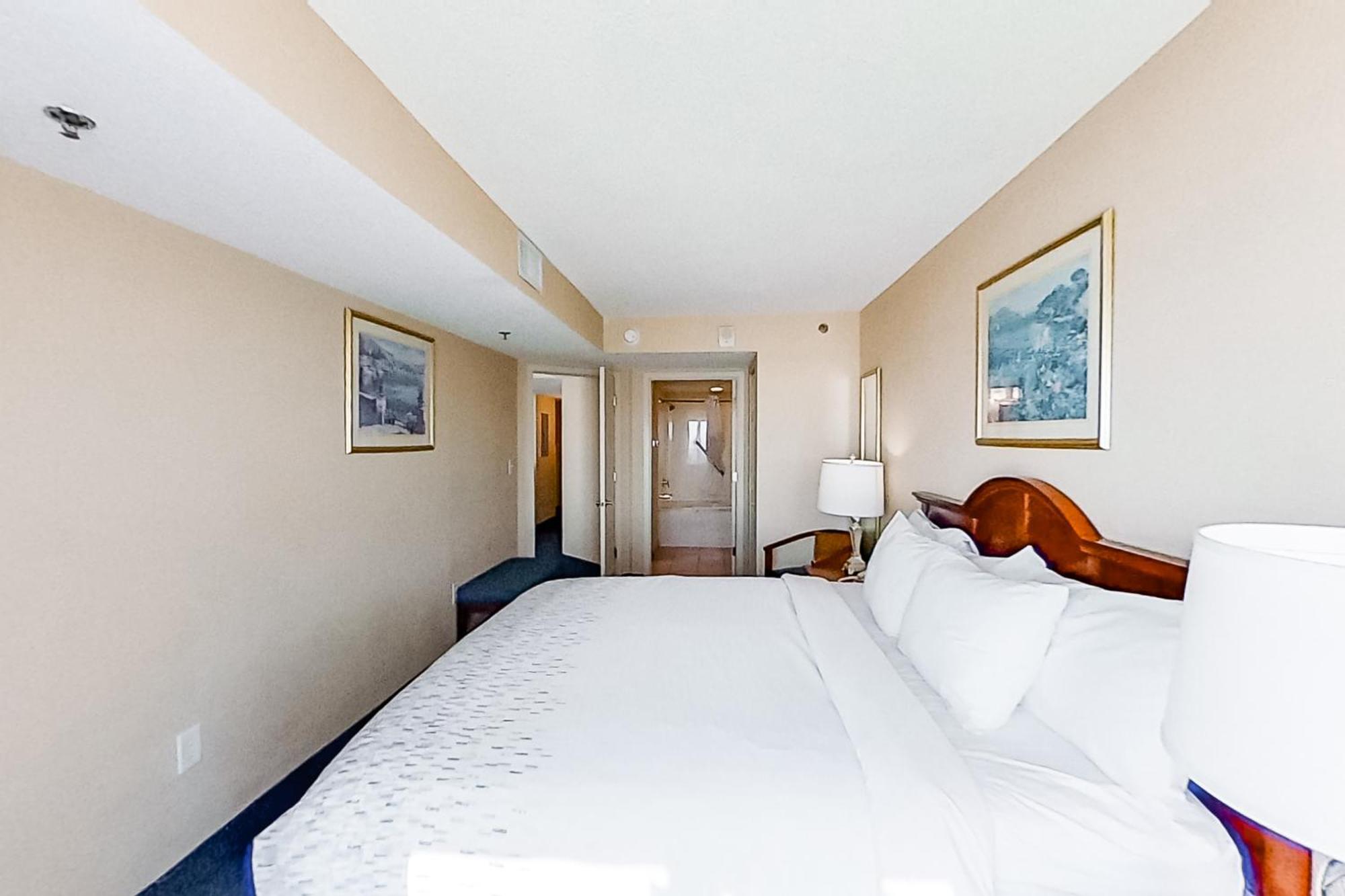 Carolinian Beach Apartment *