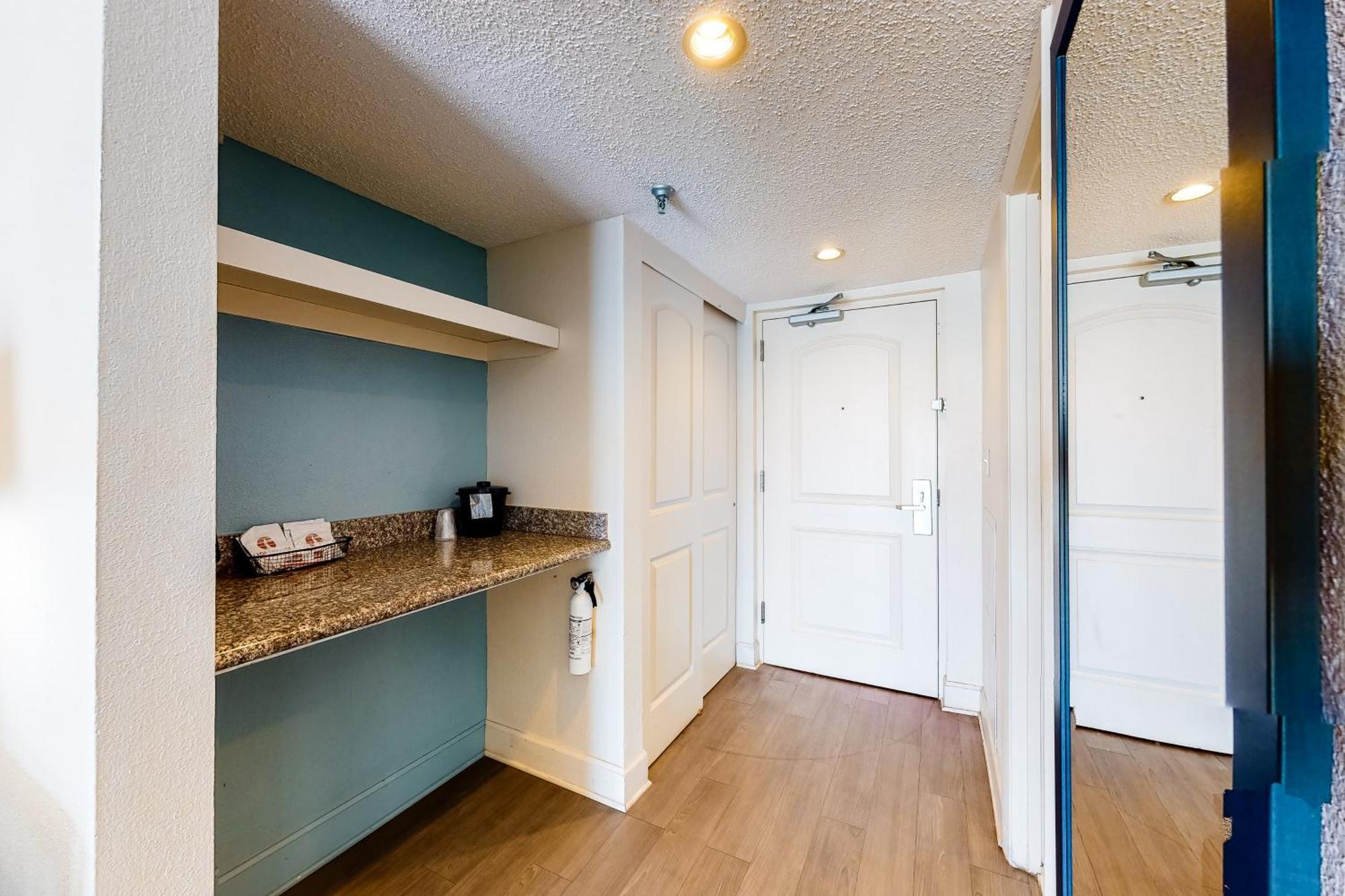 Carolinian Beach Apartment *