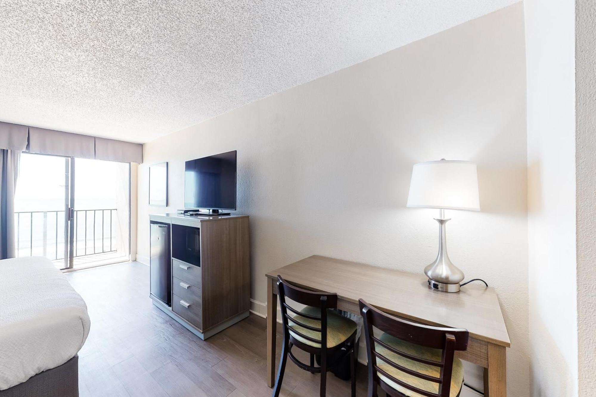 Carolinian Beach Apartment *