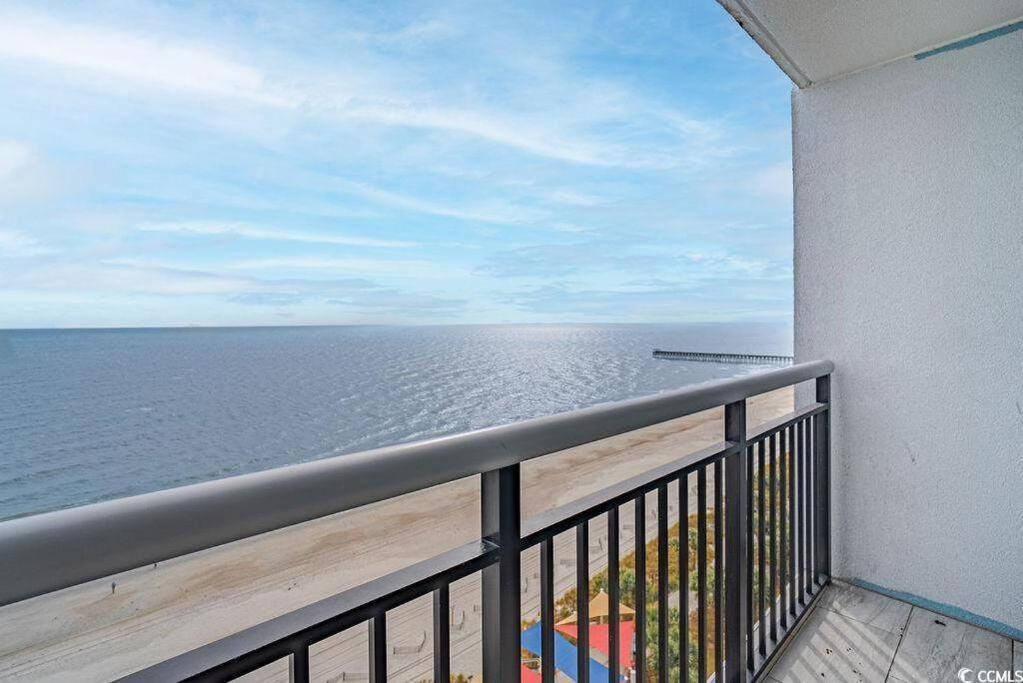 Beachfront With Stunning View Multiple Pools On Bv 15th Floor Apartment