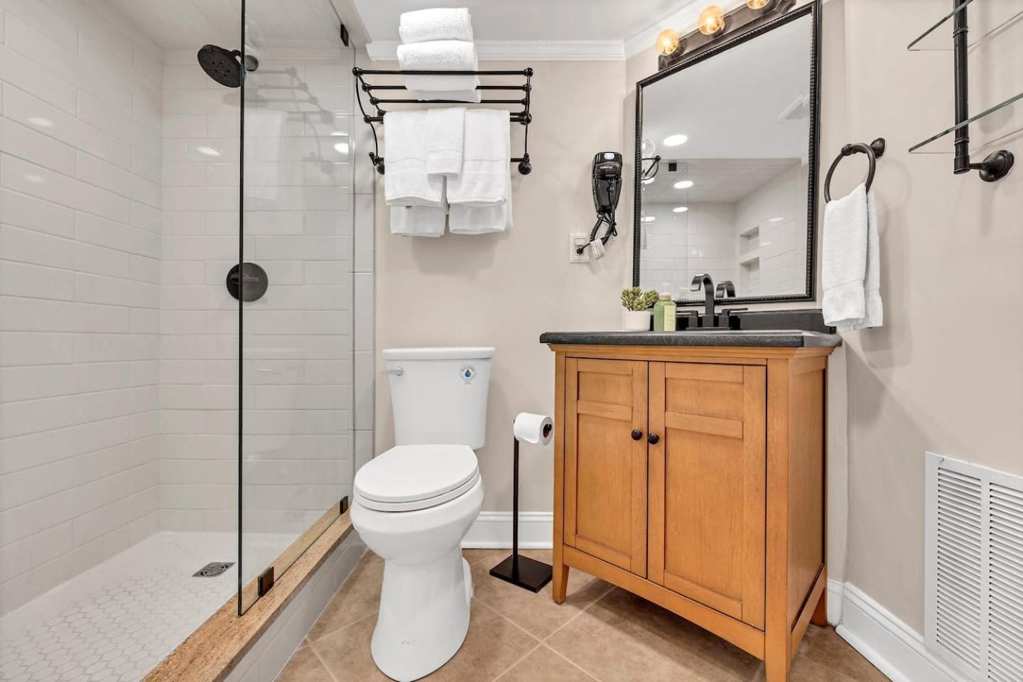 Apartment Couples Retreat On The Ocean Wwasher And Dryer!