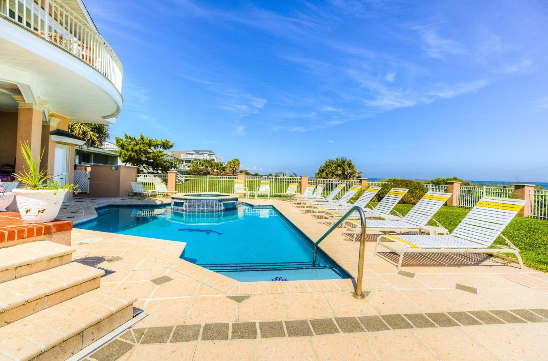 Oceanfront Pool Hot Tub Kitchen Washer Dryer Downtown Holiday home *