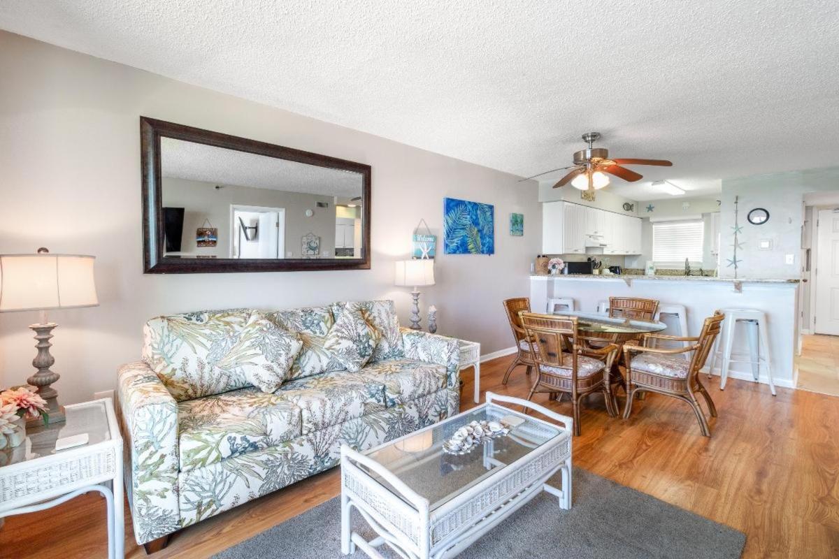 Seawinds, Oceanfront, 2 Bedroom , Indoor Pool, Hot Tub Holiday home Myrtle Beach