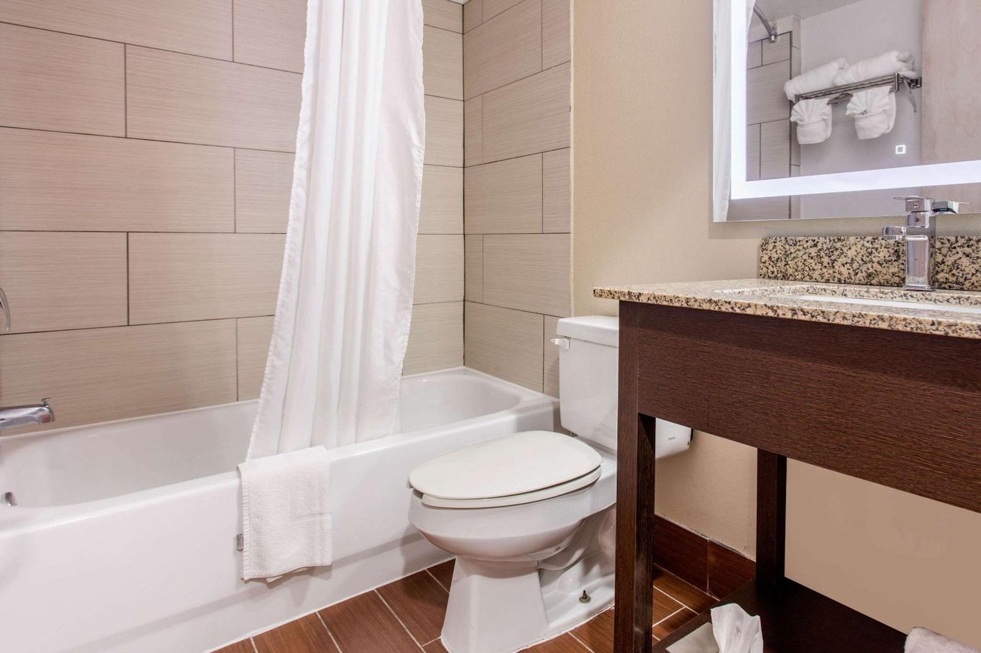 Hotel Quality & Myrtle Near Outlets