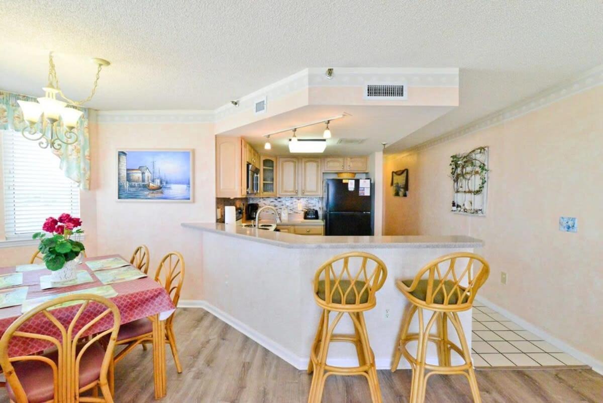 Holiday home The Pinnacle Oceanfront 2 Balconies Location