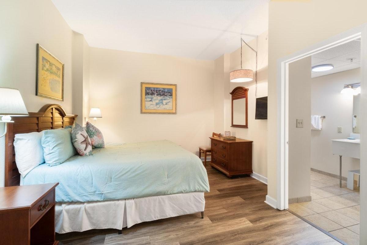 Family Friendly Ocean View Condo, Beachfront Building, Pool And Wifi Included, M Holiday home