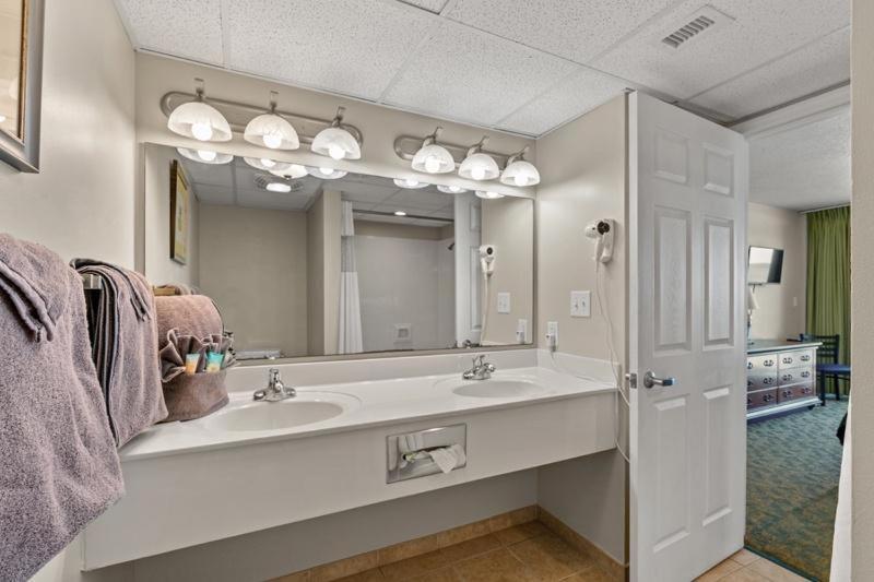 New Holiday Sands 511 Pools, Wifi, 2br Oceanfront * Myrtle Beach