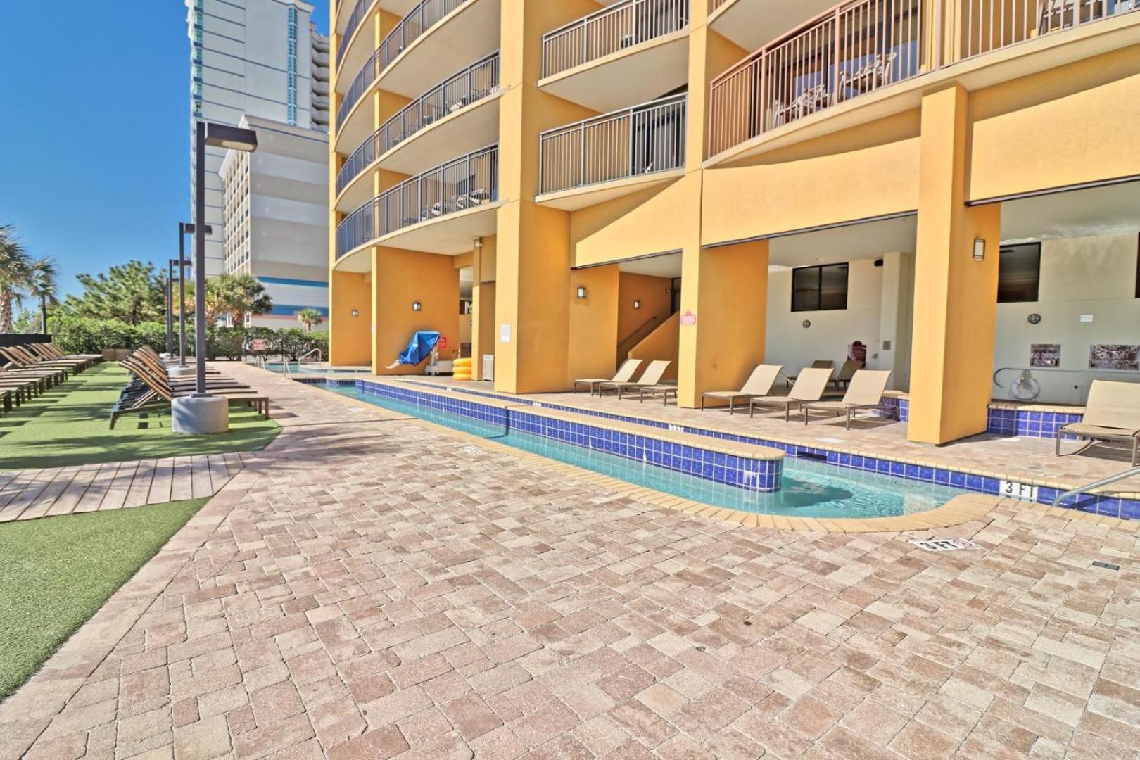 Beautiful Warm Ocean View Beach With Pool