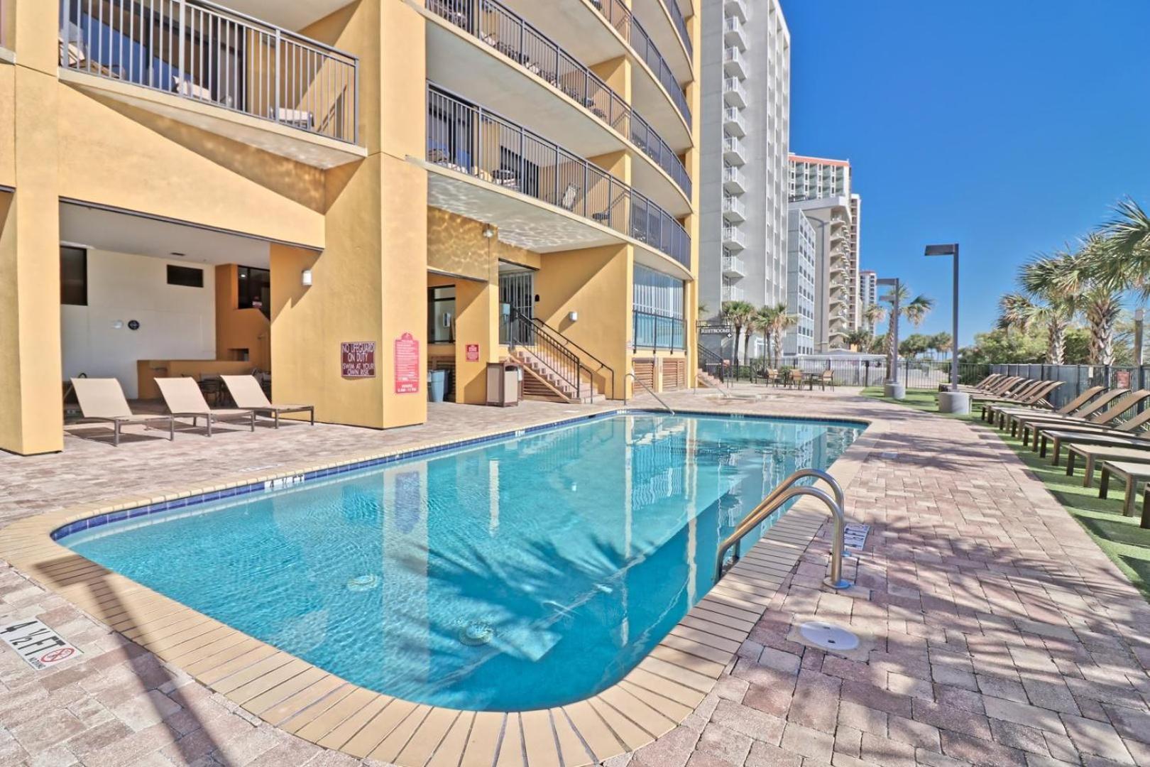 Beautiful Warm Ocean View Beach With Pool *