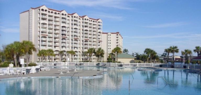 Waterway Suite! 1050sqft, Ground Floor, Huge Pool! Apartment