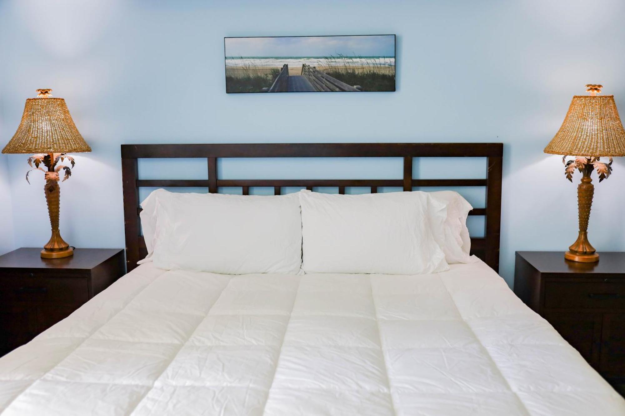 Apartment Waterway Suite! 1050sqft, Ground Floor, Huge Pool! *