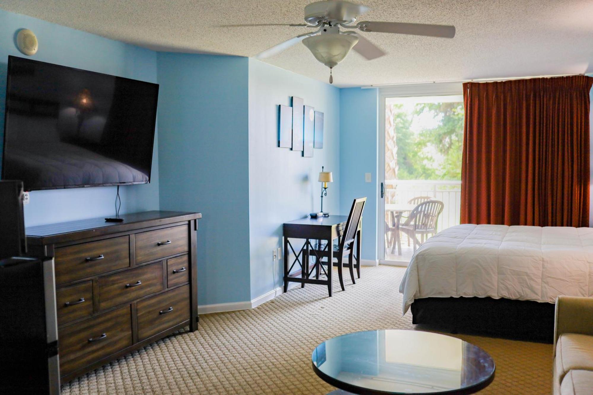 Waterway Suite! 1050sqft, Ground Floor, Huge Pool! Apartment *