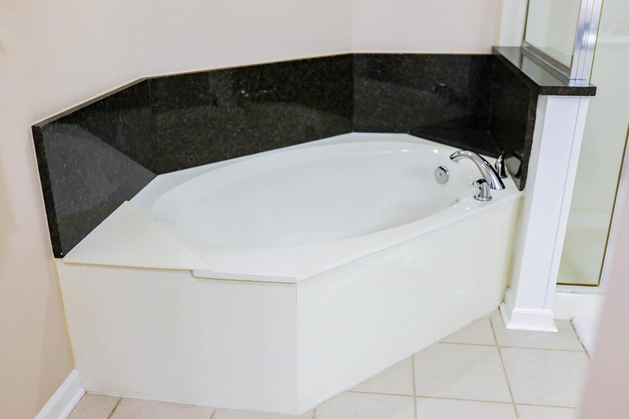 Apartment Waterway Suite! 1050sqft, Ground Floor, Huge Pool!