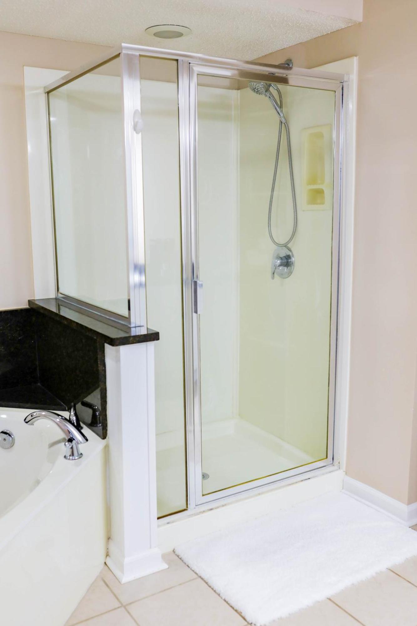 Apartment Waterway Suite! 1050sqft, Ground Floor, Huge Pool! *