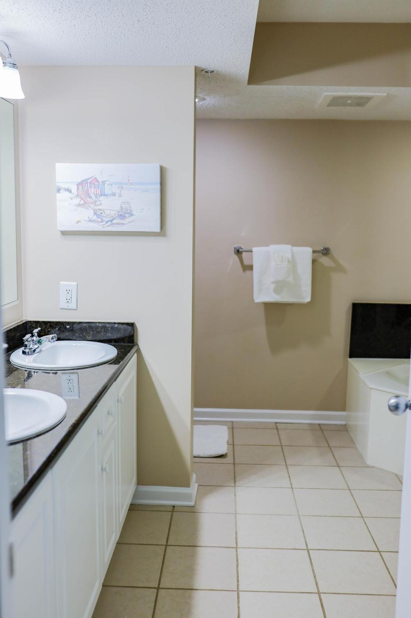Waterway Suite! 1050sqft, Ground Floor, Huge Pool! Apartment *