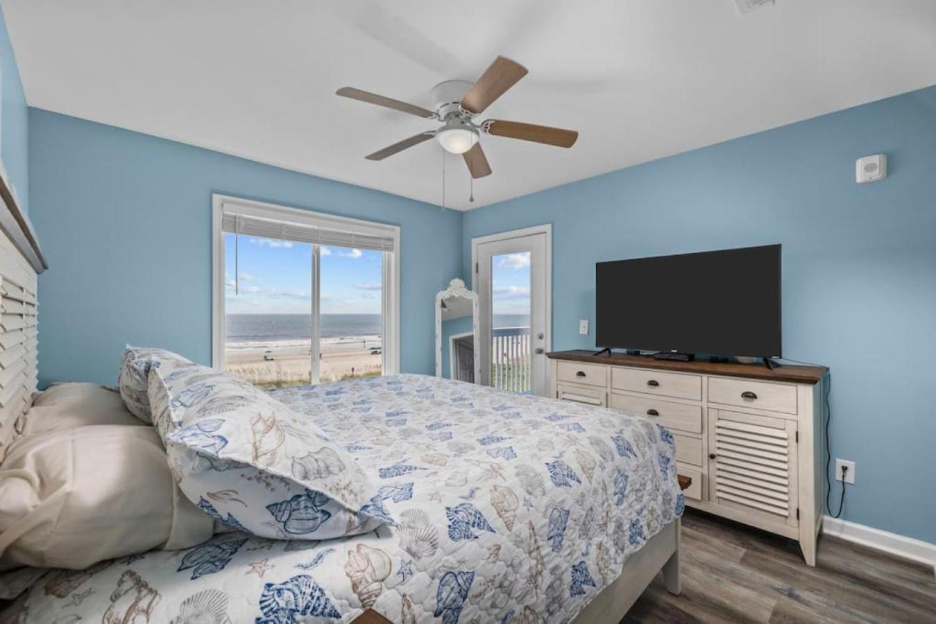 Apartment Sunrise Views- Pool - 4 Bds- 3 Bedroom Oceanfront Charm Myrtle Beach