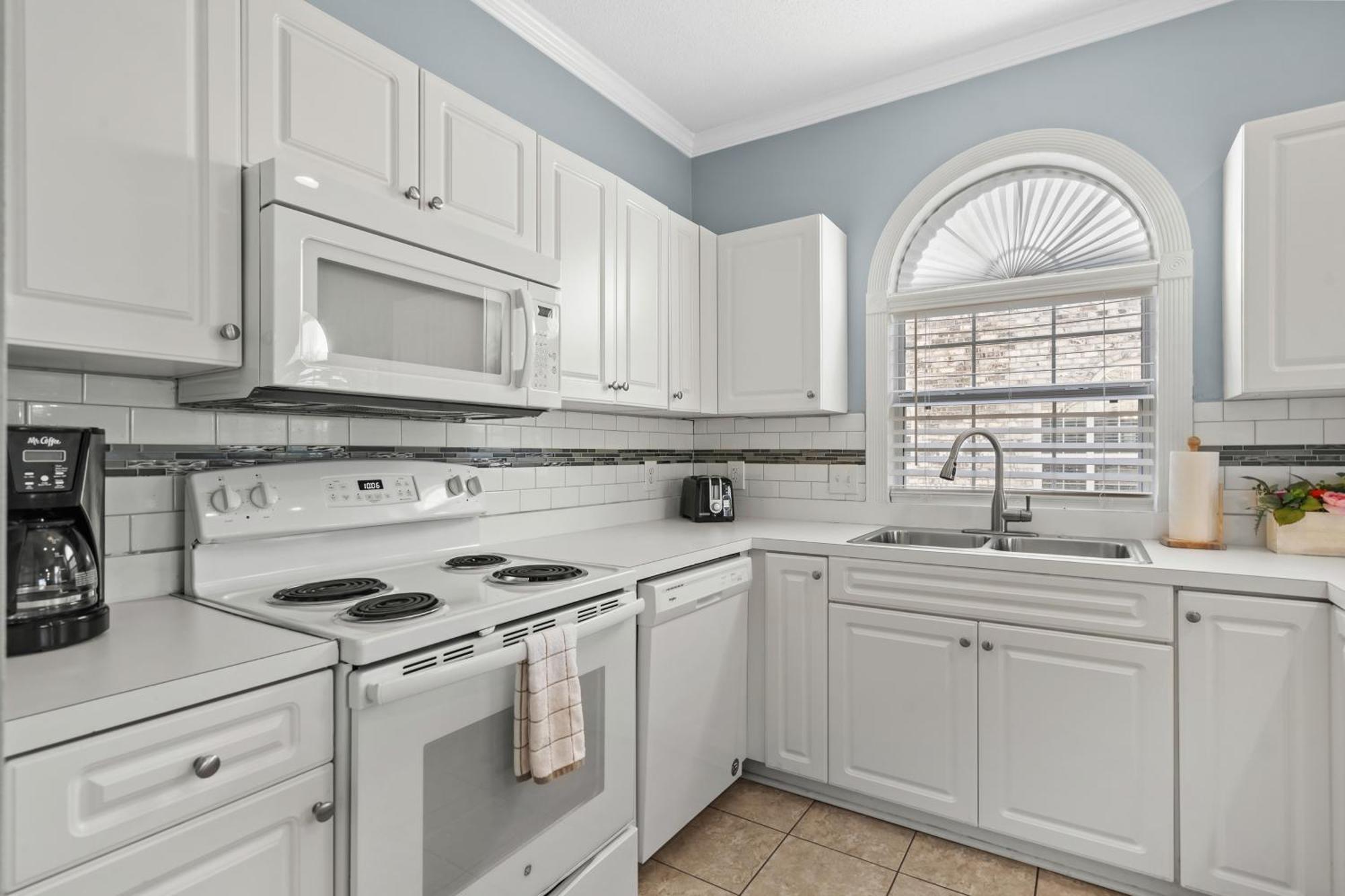 Impeccable Golf View- 4 Bds- Pools - Near Broadway Apartment