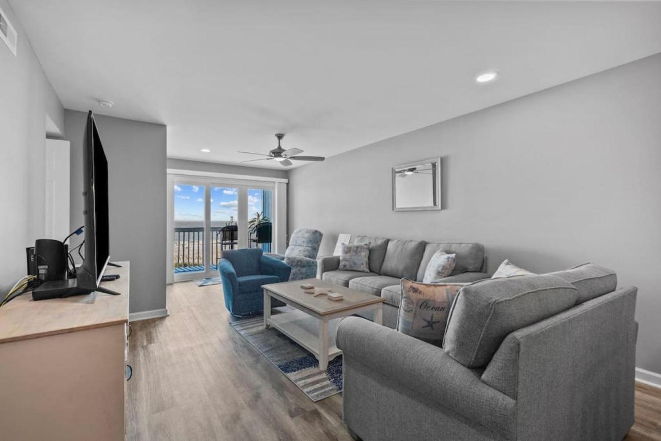 Sunrise Views- Pool - 4 Bds- 3 Bedroom Oceanfront Charm Apartment *