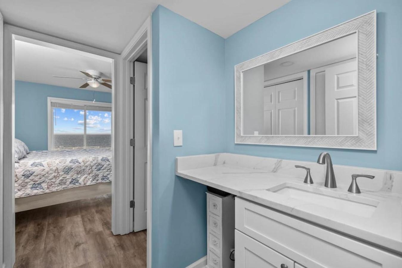 Sunrise Views- Pool - 4 Bds- 3 Bedroom Oceanfront Charm Apartment