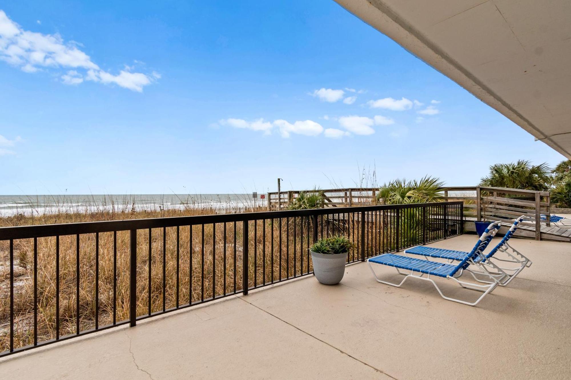 Apartment Elegant Oceanfront Escape *