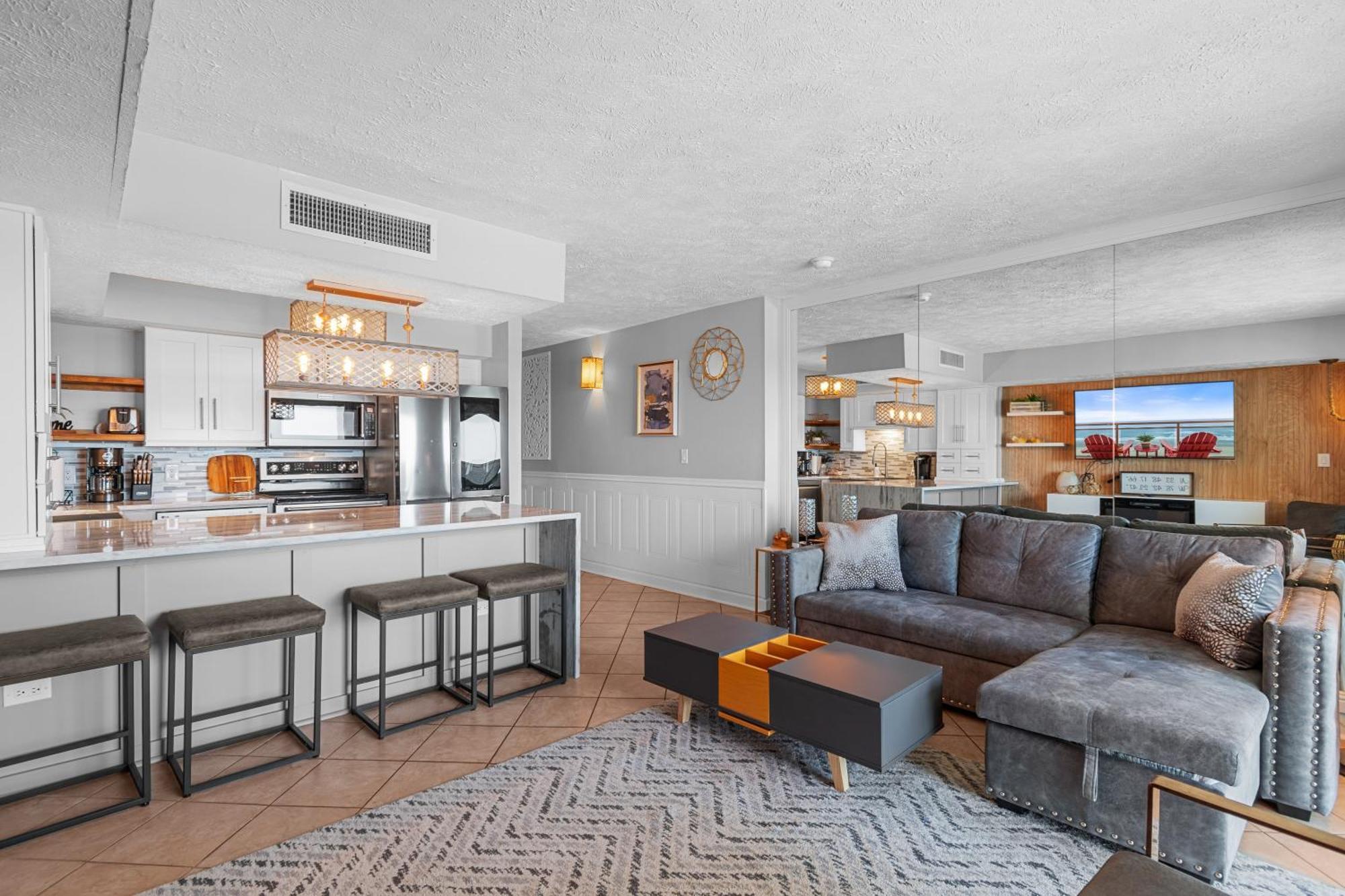 Elegant Oceanfront Escape Apartment *