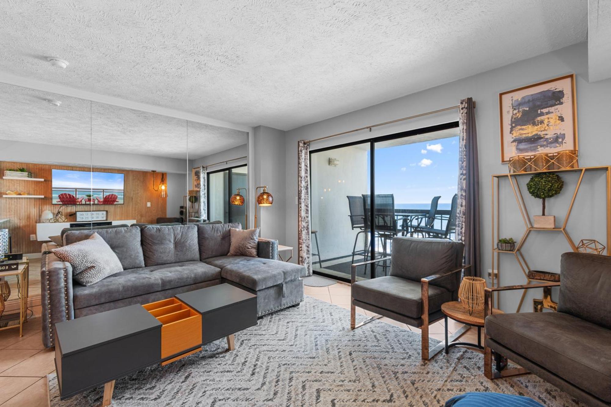 Elegant Oceanfront Escape Apartment *