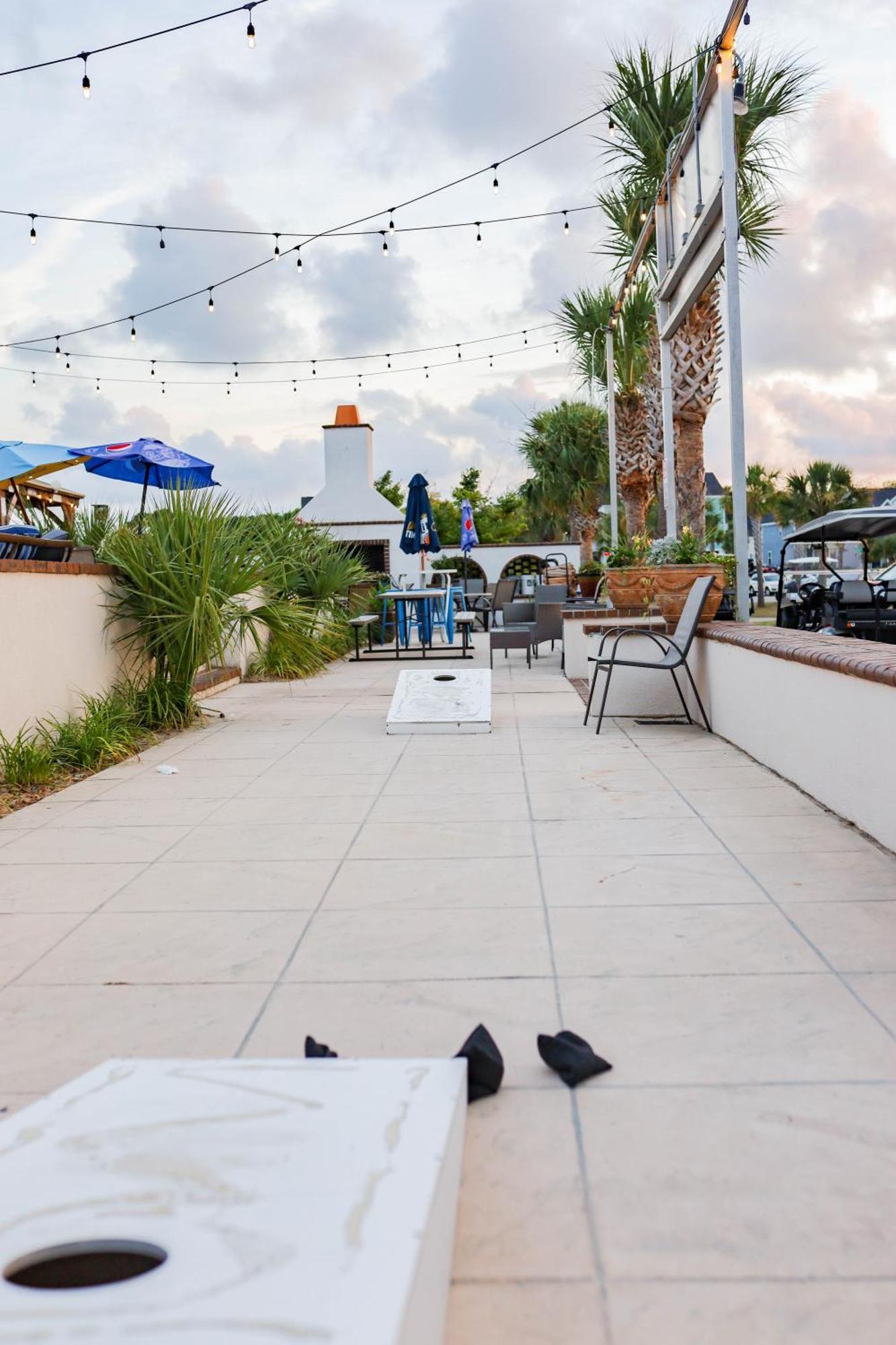 Apartment Waterway Suite! 1050sqft, Ground Floor, Huge Pool!